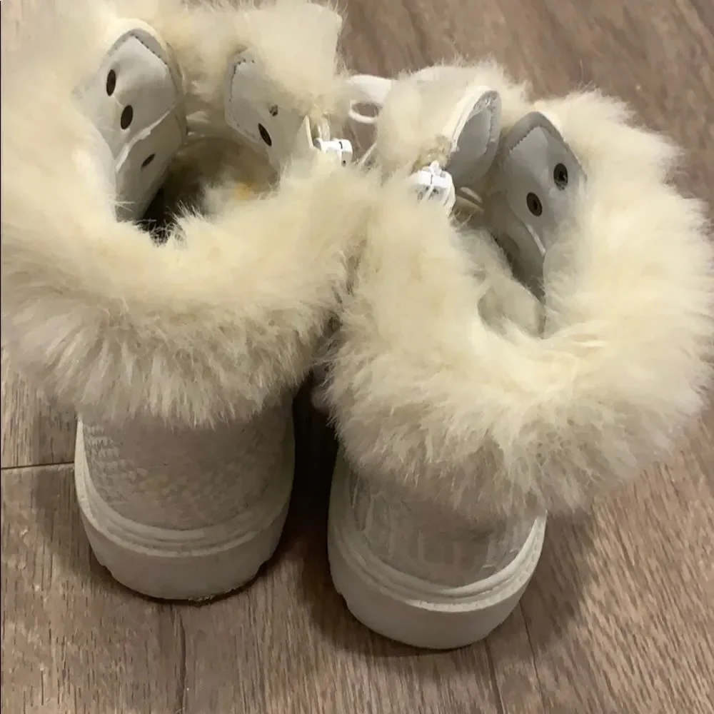 💕Last deal 💕White faux fur trimmed boot